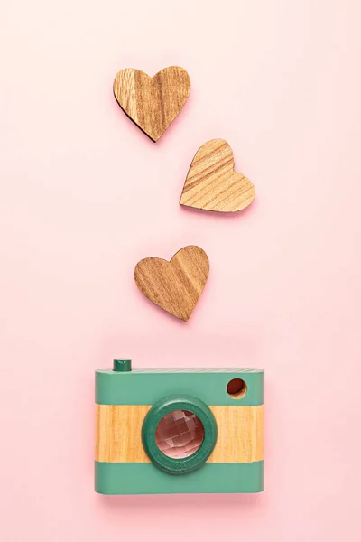 Flat Lay Com Câmera Madeira Brinquedo Corações Sobre Fundo Rosa — Fotografia de Stock