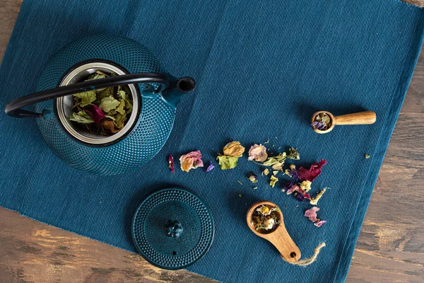 Παραδοσιακό Στήσιμο Τελετής Τσαγιού Τσαγιέρα Και Βότανα Και Ξηρό Τσάι — Φωτογραφία Αρχείου