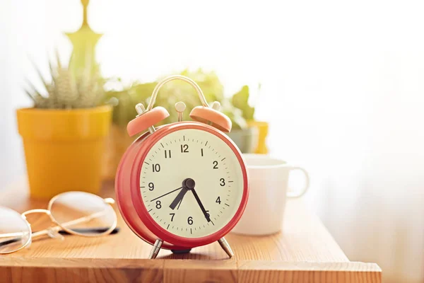 日当たりの良い部屋のベッドで目覚まし時計とコーヒーカップ 簡単な朝の始まり 正の日の始まり 目を覚ます 新しい日の概念 — ストック写真
