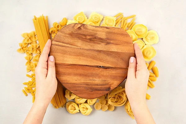 Flat Lay Com Diferentes Tipos Massas Tradicionais Italianas Penne Tagliatelle — Fotografia de Stock