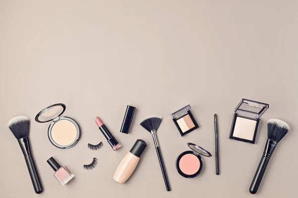 Płaska Leżała Zestawem Profesjonalnych Kosmetyków Dekoracyjnych Narzędzi Makijażu Akcesoriów Kobiecych — Zdjęcie stockowe