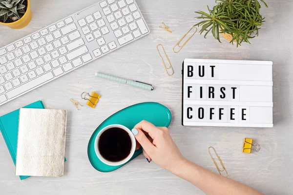 Vlak Lag Met Lightbox Met Tekst Maar Eerst Koffie Koffiekopje — Stockfoto