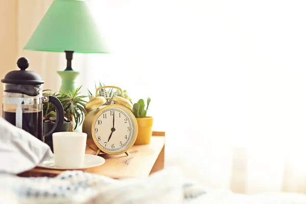 Reloj Despertador Taza Café Cama Habitación Soleada Fácil Inicio Mañana —  Fotos de Stock