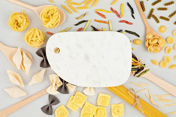 Flat Lay Com Diferentes Tipos Massas Tradicionais Italianas Penne Tagliatelle — Fotografia de Stock