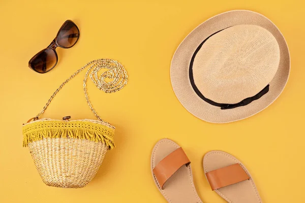 Flache Liege Mit Sommerlichen Accessoires Für Frauen Sonnenhut Sonnenbrille Flip — Stockfoto