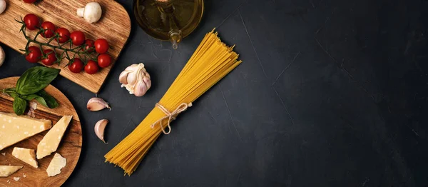 Flat Lay Ingredients Cooking Italian Pasta Spaghetti Tomatoes Oil Garlic — Stock Photo, Image