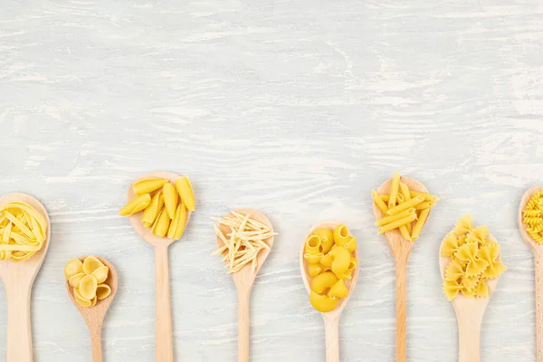 Piso Con Diferentes Tipos Pasta Italiana Tradicional Penne Tagliatelle Fusilli — Foto de Stock