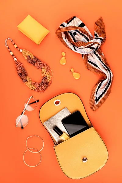 Piso Con Accesorios Moda Mujer Color Amarillo Sobre Fondo Texturizado — Foto de Stock