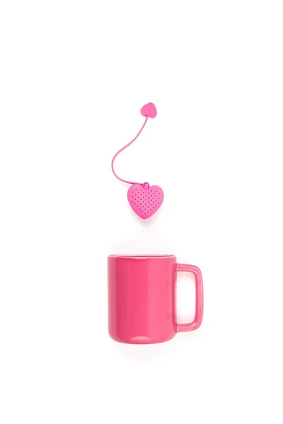 Acostado Plano Con Taza Rosa Bolsa Reutilizable Sobre Fondo Blanco — Foto de Stock