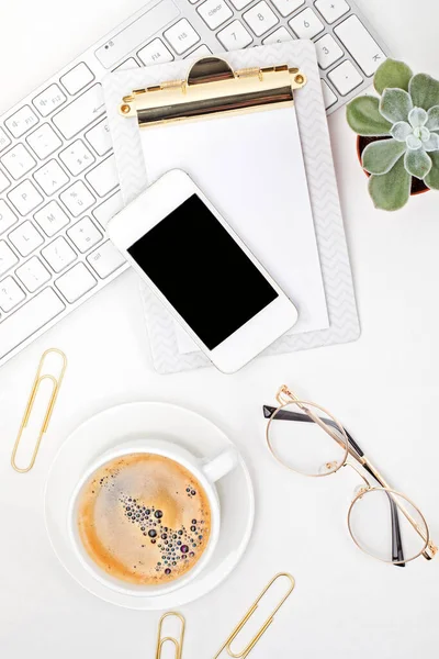 Bovenaanzicht Van Het Bureau Tafel Met Toetsenbord Smartphone Klembord Kantoorbenodigdheden — Stockfoto