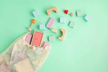 Pastel renklerde tahta bloklar ile düz yatıyordu. Çevre dostu, sıfır atık, plastiksiz, eğitici, çocuklar için cinsiyet ayrımı yapmayan oyuncaklar. Boşluğu kopyala, üst görünüm