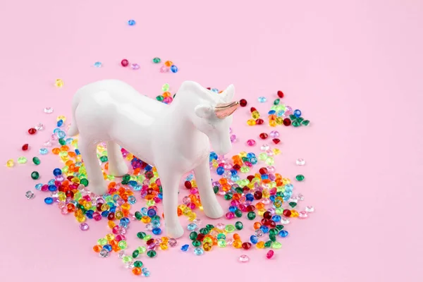 Unicornio Blanco Brillo Colores Sobre Fondo Rosa Estilo Surrealista Mágico — Foto de Stock