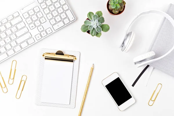 Vista Superior Del Escritorio Oficina Mesa Con Teclado Smartphone Portapapeles — Foto de Stock