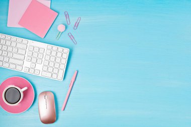 Ofis masasının en üst görüntüsü. Klavyeli masa, dosya ve ofis malzemelerinin pembesi. Düz konut ofis çalışma alanı, uzak çalışma, uzak öğrenme, video konferansı, çağrı fikri 