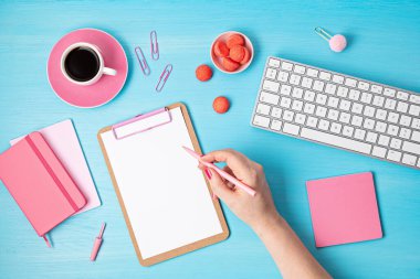 Ofis masasının en üst görüntüsü. Klavyeli masa, dosya ve ofis malzemelerinin pembesi. Düz konut ofis çalışma alanı, uzak çalışma, uzak öğrenme, video konferansı, çağrı fikri 