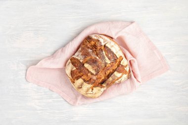 Taze organik ev yapımı ekmek. Sağlıklı beslenme, yerel yemek, ekmek tarifi konsepti. Üst manzara, düz uzanma