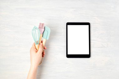 Mutfak gereçleri ve kopyalama alanı olan not defterleri. Sağlıklı beslenme, aşçılık uygulaması, online tarifler, internet dersleri konsepti. Model, üst görünüm, düz yatış