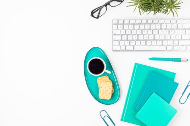 Merkez ofis masasının en üst görüntüsü. Iklavyeli masa, kahve ve kırtasiye malzemeleri. Flat lay home office workspace organizasyonu, uzaktan çalışma, uzaktan öğrenme, video konferansı, çağrı konsepti 
