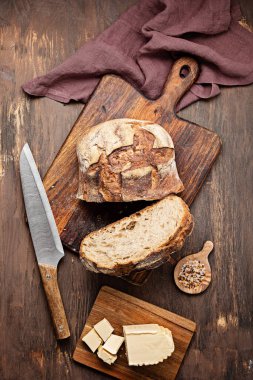 Taze organik zanaatkar ekmeği. Sağlıklı beslenme, yerel ev yapımı ekmek tarifleri konsepti satın alma. Üst manzara, düz uzanma