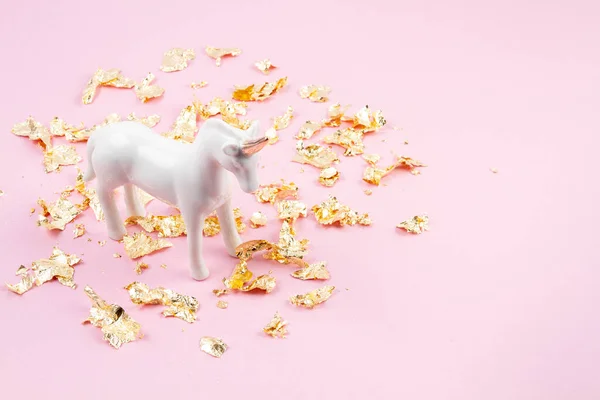 Witte Eenhoorn Gouden Glitter Roze Achtergrond Magische Surrealistische Sprookjesstijl Minimale — Stockfoto
