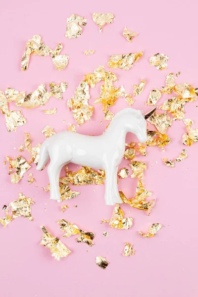 Acostado Plano Con Unicornio Blanco Brillo Dorado Sobre Fondo Rosa — Foto de Stock