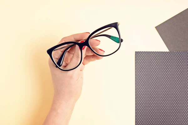 Ręka Kobiety Trzymającej Okulary Sklep Optyczny Dobór Okularów Badanie Wzroku — Zdjęcie stockowe