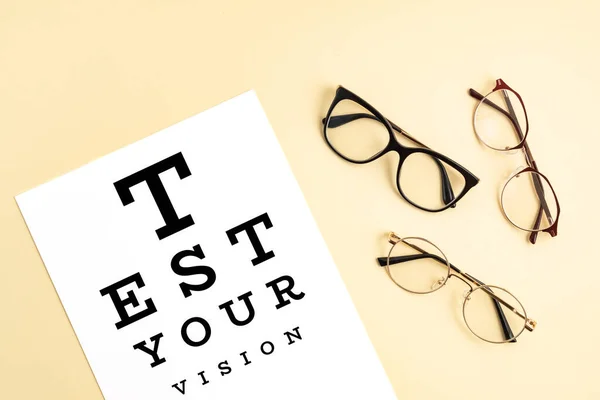 Collezione Occhiali Vista Con Tavolo Test Oculari Negozio Ottico Selezione — Foto Stock