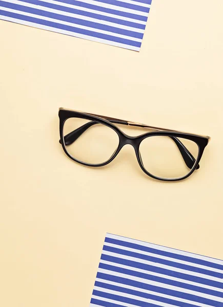 Stílusos Szemüveg Pasztell Háttérrel Optikai Áruház Szemüvegválogatás Szemvizsgálat Látásvizsgálat Optikusnál — Stock Fotó