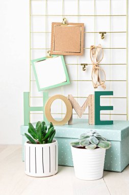 Kartlarla, gözlüklerle, ev bitkileriyle örgü örülmüş. Evde kal, ev düzeni, dekorasyon, planlama, yavaş yaşam konsepti.