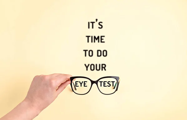 아름다운 안경을 검사를 때이다 안경사 에서의 액세서리 — 스톡 사진