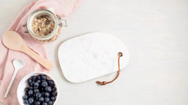 Sağlıklı kahvaltı ile hareket animasyonunu durdurun. Sağlıklı beslenme, süper yiyecek, alternatif süt, günün başlangıcı konsepti