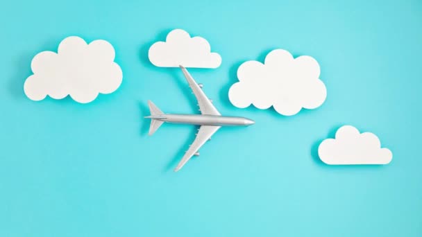 雲の中に青空を飛んで飛行機の動きアニメーションを停止します 航空輸送 ロックダウンと隔離の終わり 飛行機会社の概念 — ストック動画