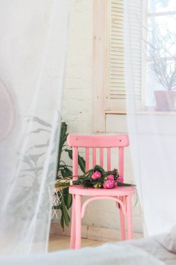 Buket pembe gül pembe shabby chic tarzı ahşap sandalye üzerinde yalan