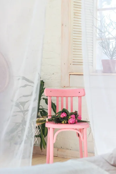 Bunch Pink Roses Lying Pink Shabby Chic Style Wooden Chair — Stock Photo, Image