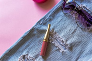 güneş gözlüğü ve mavi