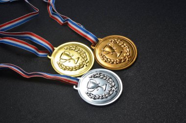 Altın, gümüş ve bronz madalyalar 