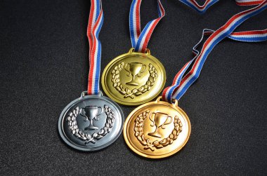 Altın, gümüş ve bronz madalyalar 