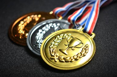 Altın, gümüş ve bronz madalyalar 