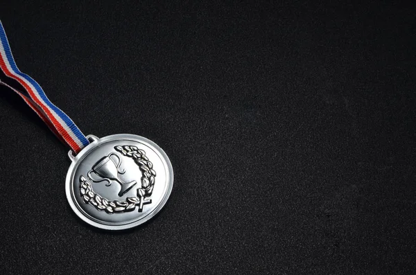 Silver medalj ovanpå svart bakgrund — Stockfoto