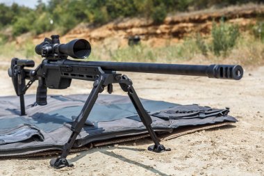 Keskin nişancı tüfeği bipods üzerinde