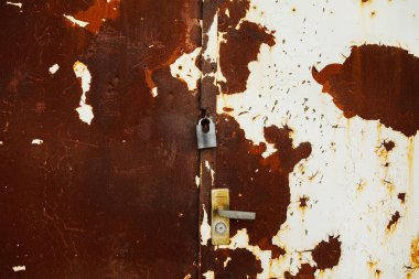 Bir paslı beyaz metal kapı asma kilit