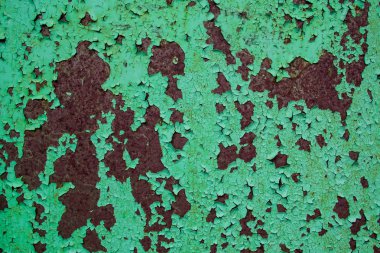 Paslı metal yüzeyi ile kırık yeşil boya