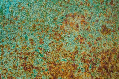 Paslı metal yüzeyi ile kırık yeşil boya