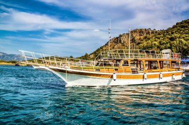 Marinada iskeleye demirlemiş yatlar