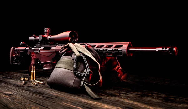 Rifle de francotirador moderno en contraluz rojo sobre fondo oscuro. Largo — Foto de Stock