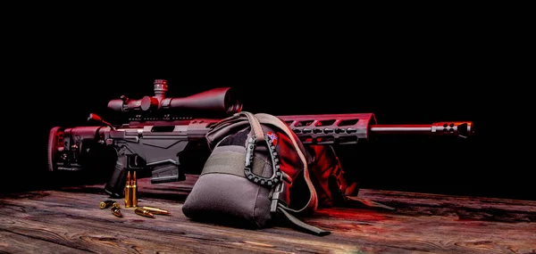 现代狙击步枪的红色背光在黑暗的背景。 好长 — 图库照片