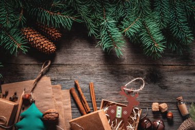Bir vintage gri tahta üzerinde köknar dallarından Noel yeşil çerçeve 