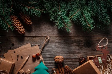 Bir vintage gri tahta üzerinde köknar dallarından Noel yeşil çerçeve 