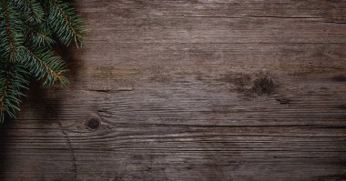 Bir vintage gri tahta üzerinde köknar dallarından Noel yeşil çerçeve 