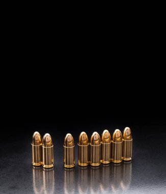 Siyah arka planda refleksle izole edilmiş kurşun. Tüfek mermisi